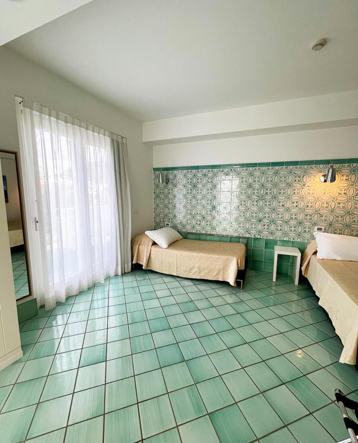 Ganimede Hotel Сперлонга Стая снимка